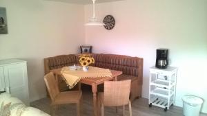 a dining room with a table and a couch at Ferienwohnung Nähe Altstadt in Sassnitz