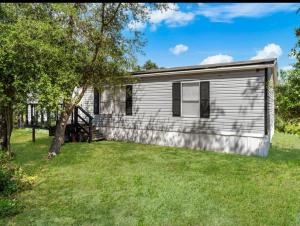 een klein wit huis met een boom in de tuin bij Beautiful two bedroom house in Lake Wales