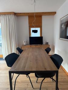 TV a/nebo společenská místnost v ubytování Abitaziun Davous Crasta- Zuoz