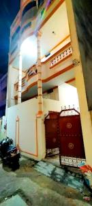 ein Gebäude mit zwei roten Türen an der Seite in der Unterkunft Hotel Premimum Kashi Satya Luxury-Parking Facility #Near KASHI VISHWANATH TEMPLE# in Varanasi