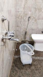 ein Badezimmer mit Toilette und Waschbecken in der Unterkunft Hotel Premimum Kashi Satya Luxury-Parking Facility #Near KASHI VISHWANATH TEMPLE# in Varanasi