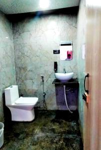 ein Badezimmer mit Toilette und Waschbecken in der Unterkunft Hotel Premimum Kashi Satya Luxury-Parking Facility #Near KASHI VISHWANATH TEMPLE# in Varanasi