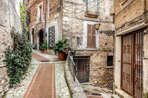 an alleyway in an old stone building at Casa Puggimiano in Poggio Moiano