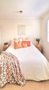 En eller flere senge i et værelse på Cozy Home Near Airport Melbourne CBD Easy Access