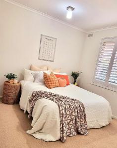 En eller flere senge i et værelse på Cozy Home Near Airport Melbourne CBD Easy Access