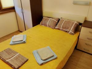 ein Schlafzimmer mit einem Bett mit Handtüchern darauf in der Unterkunft Garden of Eden - Panorama C2 in Sweti Wlas