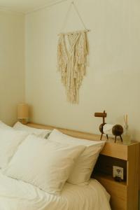 En eller flere senge i et værelse på Soft Minimal 2BR Home near Dongdaemun, 2 stops to Myeongdong