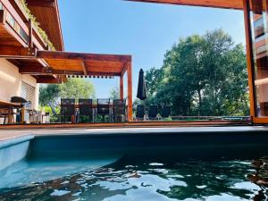 Bazén v ubytování Dům nad Pržnem nebo v jeho okolí