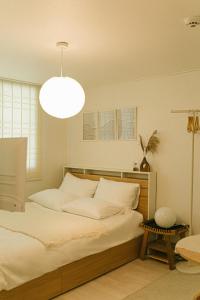 En eller flere senge i et værelse på Soft Minimal 2BR Home near Dongdaemun, 2 stops to Myeongdong
