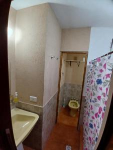 Et badeværelse på Ground Floor Loft 5 personas