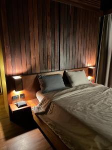 un letto con due cuscini sopra in una stanza di San Kue Village - Chiang Mai Pool Villas a Chiang Mai