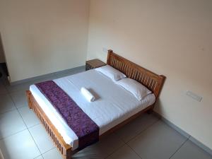 Postel nebo postele na pokoji v ubytování Nickiesnest munroe island kollam