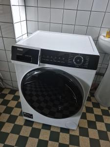 DiémozにあるBien proche de Aeroport St Exupéry Village de Marques et Lyonの洗濯機(バスルーム内)