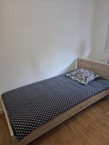 DiémozにあるBien proche de Aeroport St Exupéry Village de Marques et Lyonの木枠のベッド1台