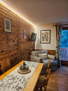 een woonkamer met een tafel en een bank bij Il rifugio del Bianco in Courmayeur