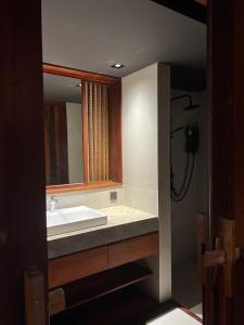 un bagno con lavandino e specchio di San Kue Village - Chiang Mai Pool Villas a Chiang Mai