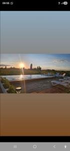 ルハン・デ・クージョにあるNativo Malbecの川の写真が映っているコンピューター画面 +6枚の写真