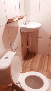 ein Badezimmer mit Toilette und Waschbecken in der Unterkunft Apartamentos Nova Caraiva in Caraíva
