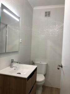 Koupelna v ubytování Apartamientos Roger