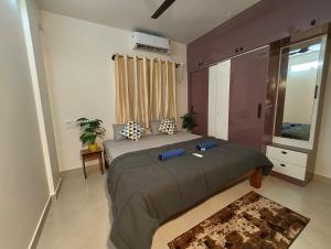 a bedroom with a large bed and a window at Homestay 2BHK, 3BHK, 4BHK, 5BHK call 8O8823-7972 in Narasimharaja Puram