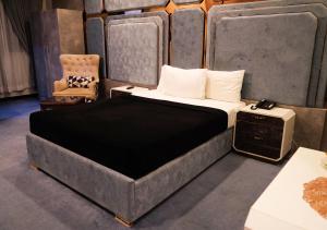 ein Schlafzimmer mit einem Bett und einem Stuhl in der Unterkunft Hyatt Residency in Islamabad