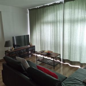 een woonkamer met een bank en een tafel bij COPOS ALTO Elite in Monachil