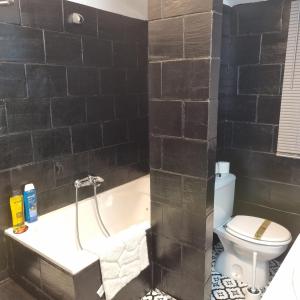 een badkamer met toilet en ligbad bij COPOS ALTO Elite in Monachil