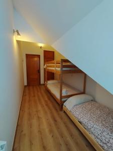 2 stapelbedden in een kamer met een trap bij COPOS ALTO Elite in Monachil