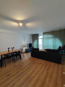 een woonkamer met een bank en een tafel bij COPOS ALTO Elite in Monachil