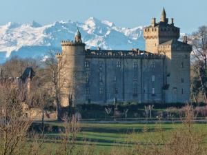 a large castle with mountains in the background at Anniversaire, Vacances, Team Building, 1 H de Toulouse in Puymaurin