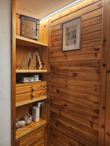 een houten kast in een huis bij Il rifugio del Bianco in Courmayeur