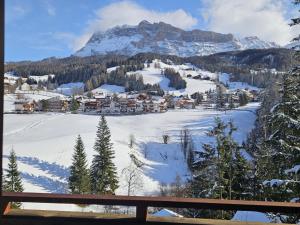 een dorp in de sneeuw met een berg bij Pension Atlantic in Badia