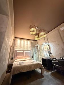 佛罗伦萨Hotel & Hostel 7的一间卧室配有床和2个吊灯