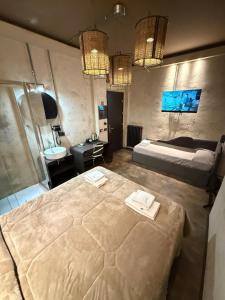 佛罗伦萨Hotel & Hostel 7的一间带床和浴室的酒店房间