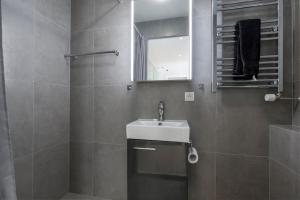 Et badeværelse på Historical townhouse in the old town + 18 billeder