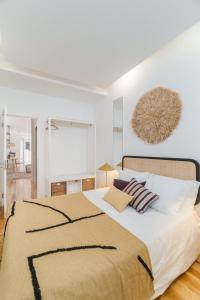 En eller flere senge i et værelse på Ajuda Cozy Retreat with Patio