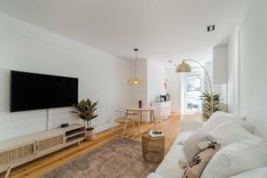 Et tv og/eller underholdning på Ajuda Cozy Retreat with Patio