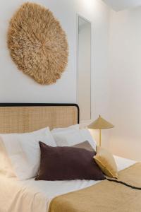 En eller flere senge i et værelse på Ajuda Cozy Retreat with Patio + 16 billeder