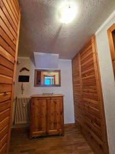 een kamer met een houten kast en een spiegel bij Il rifugio del Bianco in Courmayeur