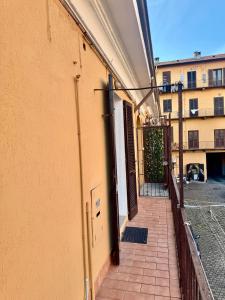 an open door of a building with a sidewalk at Le due dimore di Corso Torino in Novara