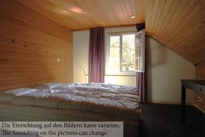 Charmantes Zimmer 22 im Klösterli في مالترز: سرير في غرفة بها نافذة