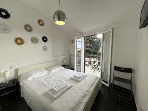 ヴェルナッツァにあるOld Town Roomsのベッドルーム(白いベッド1台、バルコニー付)