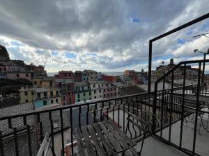 ヴェルナッツァにあるOld Town Roomsのベンチ付きのバルコニーから市街の景色を望めます。