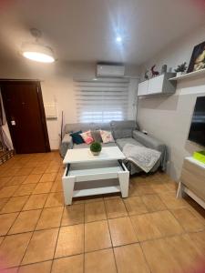 a living room with a couch and a table at Casa mis Nietas in San José