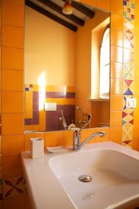 een badkamer met een wastafel en een spiegel bij Villa Mario & Friends in Pozzo +71 foto's