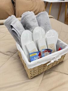 Whole House for Rent في داسمارينياس: سلة مليئة بالمناشف والجوارب على السرير