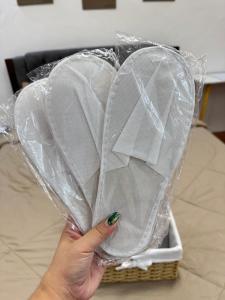 Whole House for Rent في داسمارينياس: شخص يحمل قلبًا بلاستيكيًا في سلة