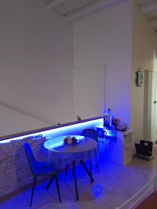 a room with a table and two chairs and a kitchen at Casa vacanza Contry House Romantic in Grammichele
