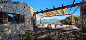 Maison de Charme Vue Exceptionnelle Mer & Montagne في كامبومورو: منزل حجري مع شرفة مطلة +68 صورة