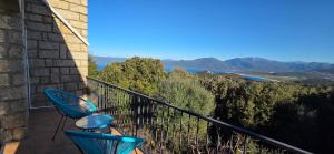 Maison de Charme Vue Exceptionnelle Mer & Montagne في كامبومورو: بلكونه مع كرسيين واطلاله على الجبال